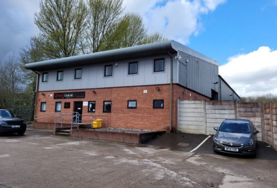 Substantial industrial premises incorporating offices to rent in Manchester